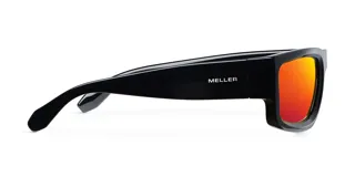 Gafas de sol con montura rectangular negra, diseño envolvente y lentes polarizadas rojas.