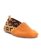 Alpargata de cuero color suela con elástico en el empeine y laterales con diseño de guarda pampa.