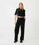 Pantalón negro de corte wide leg, estilo sastrero, con pliegues frontales y cierre con botón.