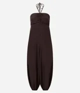 Mono largo de estilo Aladim, color marrón oscuro, con escote halter y busto fruncido. El pantalón es ancho y termina ajustado en los tobillos.