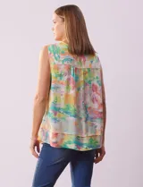 Blusa sin mangas en gasa estampada, marca Zac & Rachel. Escote en V y abertura central con botones. Hombros con detalle de puntilla. Terminación de ruedo en capas.