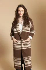 Cardigan largo de tejido suave con diseño de rayas horizontales en tonos gris y tostado. Presenta una silueta relajada y abierta, ideal para superponer en capas.