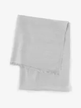 Bufanda de estilo clásico color gris claro, con detalles de flecos cortos en los extremos. Tejido suave y cálido.