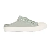 Zapatilla urbana color verde con cordones y suela blanca.