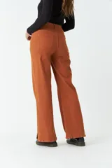 Pantalón de gabardina negro, de tiro medio y corte recto cropped.