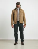 Campera de tejido técnico elástico en color verde oliva, con capucha integrada, cierre frontal y bolsillos con cierre en el pecho. Cuenta con forro interior de micro polar y diseño funcional.