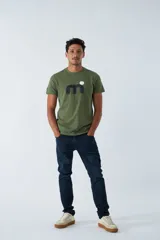 Pantalón jean de calce regular, color celeste con efecto lavado y roturas.