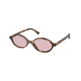 Lentes de sol Miu Miu modelo 04z, con montura ovalada de acetato en tono carey, lentes ultraplanas de color rosado claro y el logo de la marca en relieve dorado en las patillas.