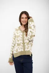 Saco tipo cardigan de tejido de punto con diseño floral en contraste, cuello en V y cierre frontal con botones. Presenta puños y ruedo acanalados.