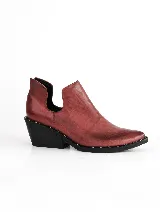 Botín negro de cuero vacuno, con elástico lateral, punta fina y taco cuadrado de 5 cm.