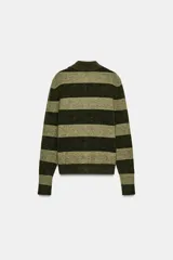 Chaqueta de punto con diseño de rayas horizontales en tonos verdes, cuello tipo polo y cierre frontal con botones forrados a tono.