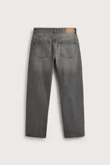 Jeans regular fit de mezclilla celeste con efecto lavado, corte recto y diseño clásico de cinco bolsillos. Cuenta con cierre frontal de botones.