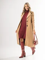 Tapado largo color beige, de corte recto y manga larga.