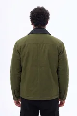 Campera negra con cuello de corderito sintético, cierre frontal con botones y bolsillos laterales. Diseño de corte recto y estructura resistente.