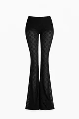 Pantalón de encaje negro con diseño floral, corte ajustado en la parte superior y botamanga acampanada.
