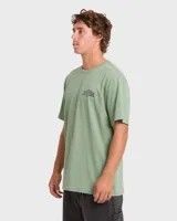 Remera Billabong de manga corta color verde militar, con estampado gráfico multicolor en la espalda de estilo desgastado.