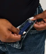 Pantalón jean Ashua de corte recto y tiro medio con lavado marmolado, confeccionado en algodón, con bolsillos funcionales y cintura con pasacintos.