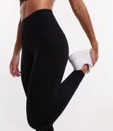 Pantalón legging deportivo de tiro alto, confeccionado en poliamida y elastano, con diseño ajustado y costuras reforzadas.