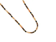 Collar corto de acero con baño de oro, compuesto por pequeñas cuentas de piedra natural en tonos marrón, naranja, beige y negro, separadas por cuentas doradas.