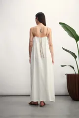 Vestido largo azul marino con breteles finos blancos, corte recto y bolsillos laterales.