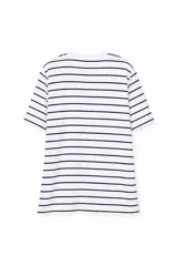 Remera de manga corta con diseño a rayas horizontales en color beige y blanco, cuello redondo y parche pequeño con logo en el centro del pecho.