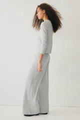 Pantalón de punto waffle con cintura elástica, cordón ajustable y piernas amplias de corte recto.