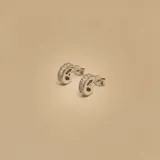 Aros tipo caravanas de plata 925 con diseño circular calado y engaste de circonias brillantes.