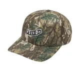 Gorra de visera curva Volcom con diseño de seis paneles, confeccionada en sarga de algodón con estampado de camuflaje boscoso. Presenta un parche bordado con el logo de la marca en el frente y cierre ajustable con velcro en la parte posterior.