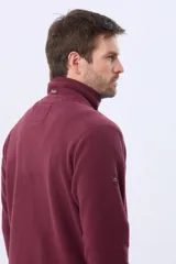 Campera polar térmica de corte recto y cuello alto, con cierre frontal completo en contraste. Presenta bolsillos laterales con cierre y un bolsillo vertical en el pecho, todos con detalles en color azul marino.