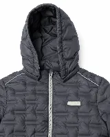 Campera puffer negra con capucha integrada, confeccionada en nylon con textura termosellada. Presenta cierre frontal y bolsillos laterales con cremalleras en color azul vibrante, que contrastan con el tono oscuro de la prenda.
