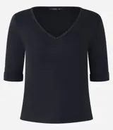 Blusa femenina de corte ajustado confeccionada en tejido rib acanalado, con escote en V y mangas cortas con dobladillo plegado.