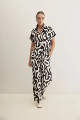 Pantalón ancho estampado de corte amplio y fluido, con cintura elastizada y lazo ajustable.