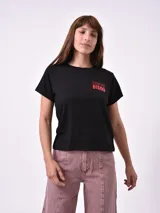 Remera negra de manga corta con estampado frontal en color rojo que dice "BISOU BISOU".