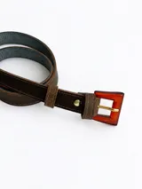 Cinturón de gamuza color tostado, con hebilla cuadrada efecto carey y pasador a tono.