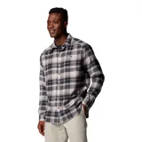 Camisa de franela de manga larga Columbia modelo Cornell Woods, con diseño de cuadros en tonos negro, gris y blanco. Presenta cuello clásico, cierre frontal con botones y un bolsillo en el pecho con botón.