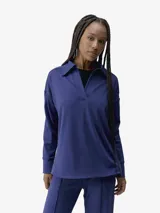 Sweatshirt de cuello polo con escote en V, manga larga y corte holgado. Confeccionada en tejido técnico Skin_Move, presenta aberturas laterales en el bajo para mayor comodidad.