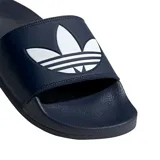 Ojotas tipo slide Adidas Adilette Lite, color azul marino oscuro con la suela y la plantilla del mismo color. La tira superior ancha presenta el logo del trébol (Trefoil) de Adidas Originals en color blanco.