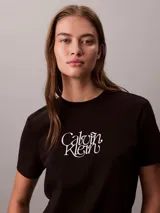 Remera Calvin Klein de manga corta y corte regular, color negro, con cuello redondo y el logo script de la marca estampado en blanco en el pecho.