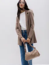 Blazer sastre de mujer color beige, con diseño abierto sin cierre frontal, mangas largas y solapas clásicas.
