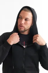 Campera gris oscuro con capucha, cierre frontal y bolsillos tipo canguro.