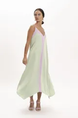 Vestido midi de satén con diseño bicolor en tonos verde agua y lila. Presenta un corte holgado, escote en V con tirantes finos y una franja central vertical en color lila que contrasta con el cuerpo del vestido.