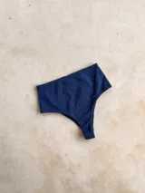 Bombacha de bikini tiro alto, modelo vedetina, color verde militar con brillo.