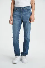 Jeans Levi's modelo 510 Skinny Fit, de color azul con efecto deslavado y costuras en contraste. Cuenta con tiro medio, ajuste entallado y diseño elástico para mayor comodidad.