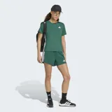 Remera deportiva Adidas verde con cuello redondo y el logo de la marca estampado en blanco en el pecho.