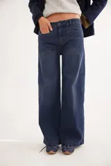 Pantalón de jean azul oscuro con corte recto y tiro medio-alto. Presenta un diseño de cinco bolsillos, cierre frontal con botón y cremallera, y un calce relajado.