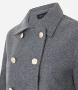 Saco corto de corte regular confeccionado en polivelour gris, con cuello inglés, cierre frontal de doble abotonadura con botones dorados y mangas largas con detalle de trabas en los puños.