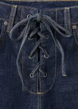 Pantalón de jean estilo flare con tiro medio, cierre de cordones en la cintura, cinco bolsillos y costuras a contratono.