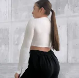 Remera blanca de tejido de punto acanalado, con cuello alto y abertura en el pecho.