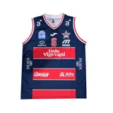 Camiseta de básquet Joma color azul marino con detalles en rojo y blanco. Presenta múltiples logos de sponsors estampados en el frente y la espalda, cuello en V y sisas con ribete.
