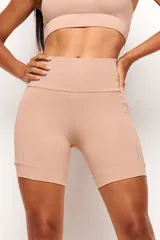Short tipo biker de tiro alto, diseñado para running y entrenamiento. Confeccionado en tejido técnico de alta performance con bolsillos laterales funcionales y bolsillo interno en la cintura. Presenta detalles reflectivos y costuras estratégicas para mayor libertad de movimiento.